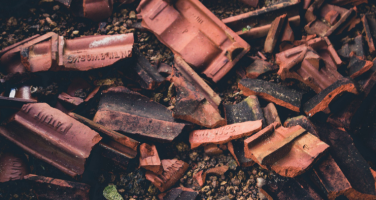 Descarte correto de entulho é essencial para a saúde pública e o meio ambiente Descarte correto de entulho é essencial para a saúde pública e o meio ambiente