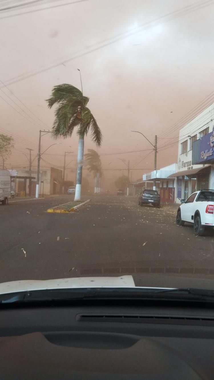 Tempestade de poeira causa estragos e mobiliza equipes em toda a região Tempestade de poeira causa estragos e mobiliza equipes em toda a região